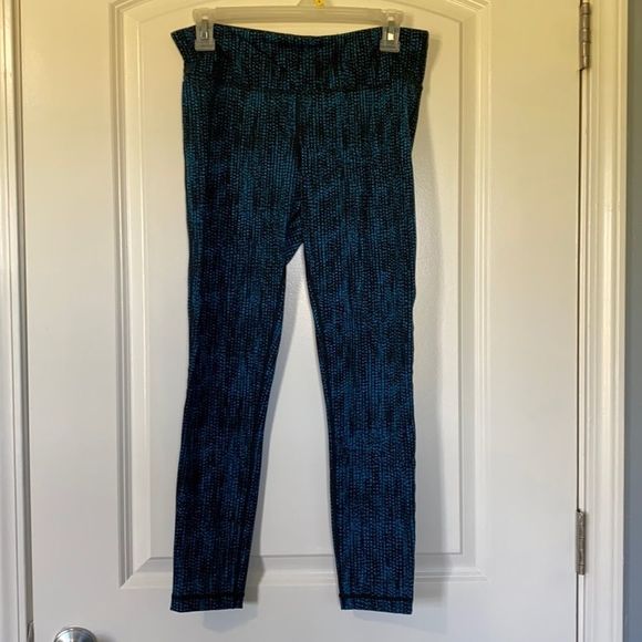 Kirkland Signature Active Crop Legging Tights - Picture 2 of 5